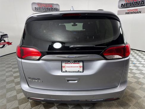 Used 2018 Chrysler Pacifica Touring-L image 4