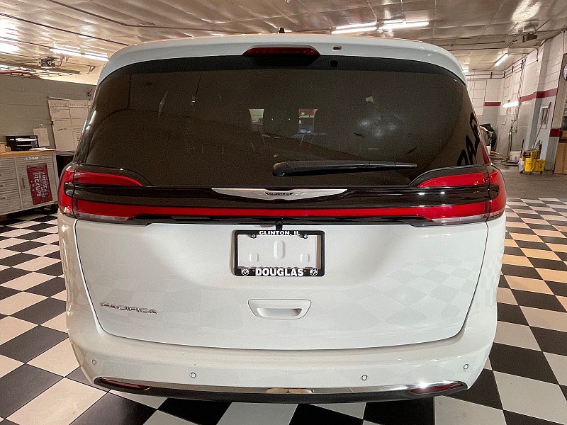 Used 2026 Chrysler Pacifica Select FWD image 5