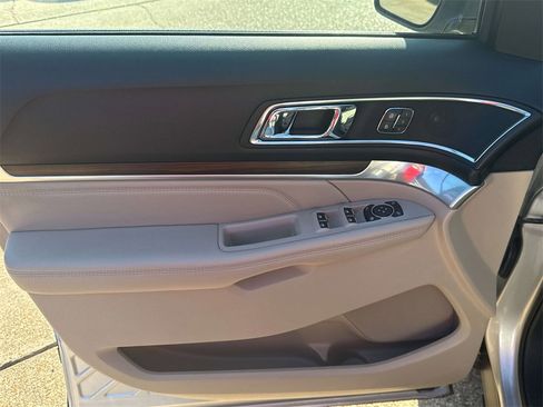 Used 2019 Ford Explorer Limited image 12