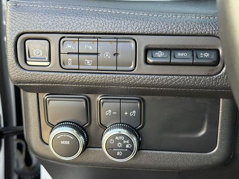Used 2024 GMC Yukon Denali RWD image 17