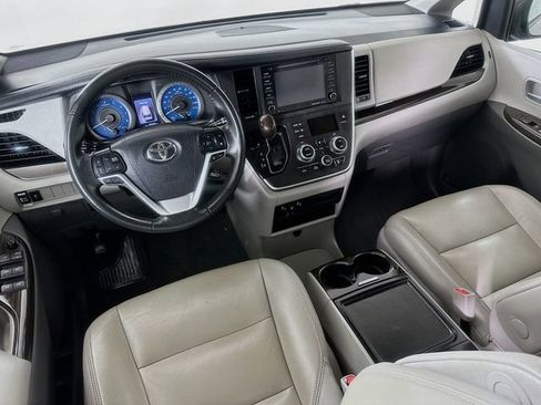 Used 2020 Toyota Sienna XLE FWD image 32