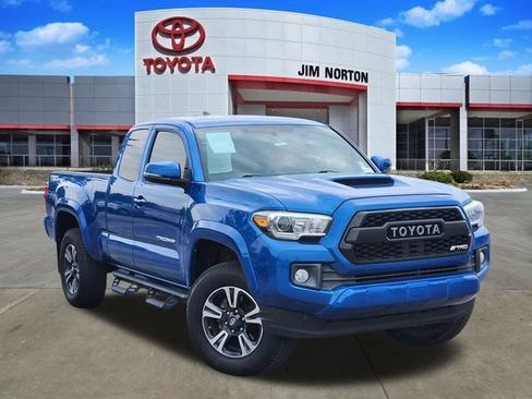 Used 2017 Toyota Tacoma TRD Sport w/ Tow Package RWD image 1