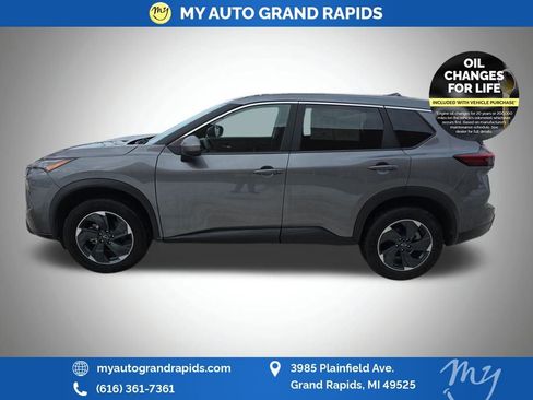 Used 2024 Nissan Rogue SV image 4