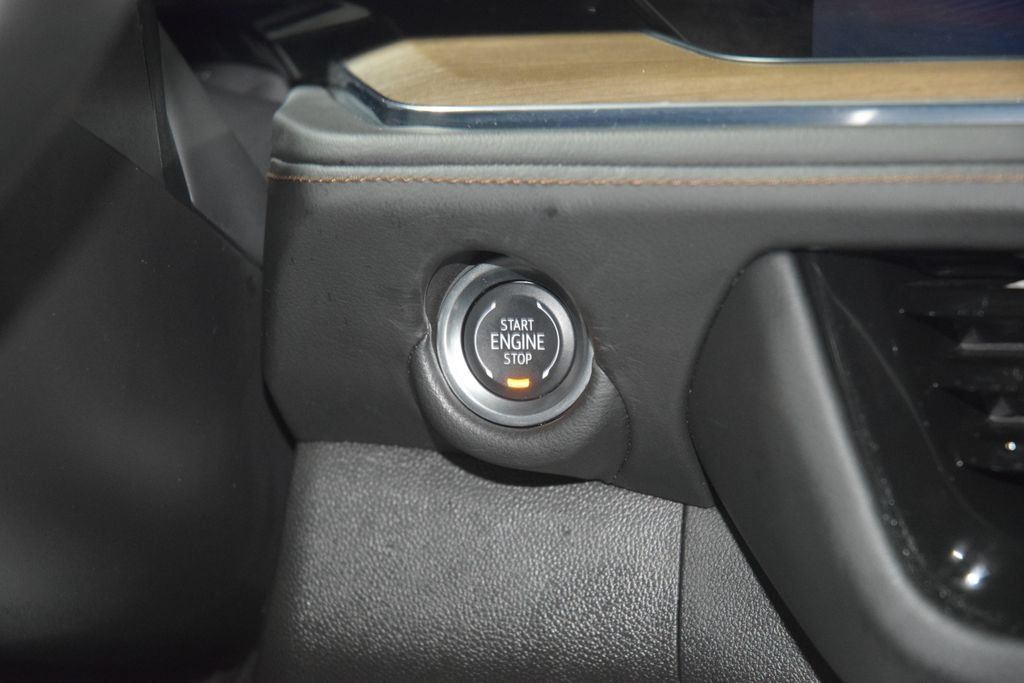 Used 2025 Chevrolet Suburban High Country AWD/4WD image 36