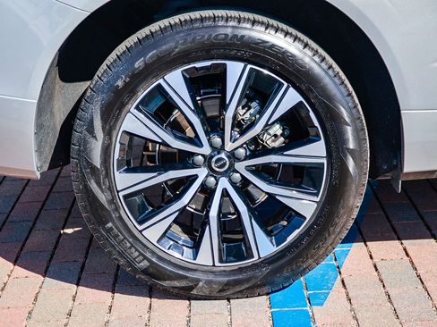 Used 2025 Volvo XC60 B5 Core AWD/4WD image 9
