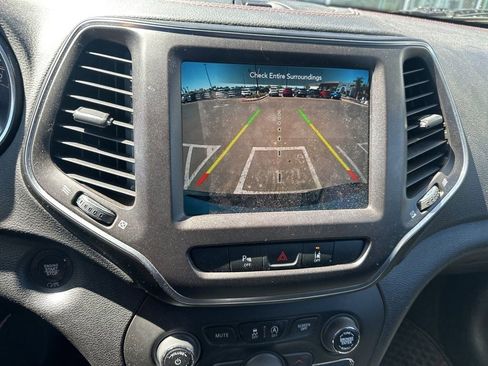 Used 2021 Jeep Cherokee Trailhawk w/ Sun, Sound & Nav Group AWD/4WD image 9