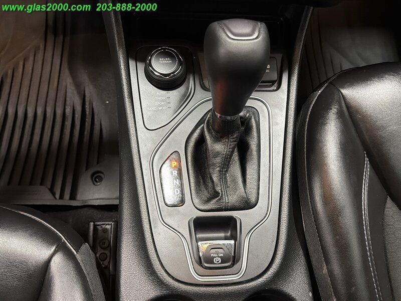 Used 2021 Jeep Cherokee Latitude Plus AWD/4WD image 30