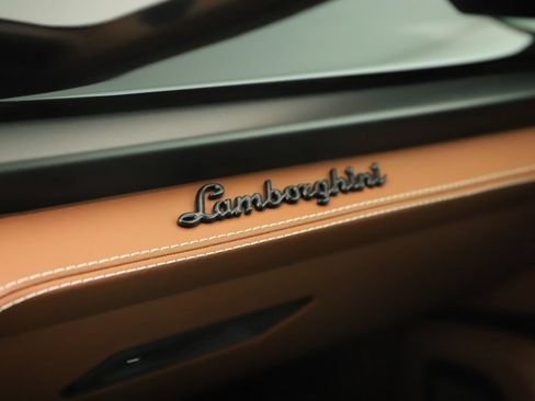 Used 2025 Lamborghini Urus SE AWD/4WD image 34
