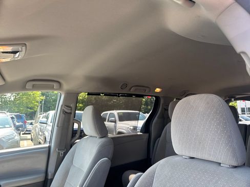 Used 2018 Toyota Sienna LE AWD/4WD image 17