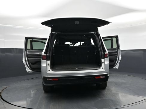 Used 2025 Jeep Wagoneer Series II AWD/4WD image 34