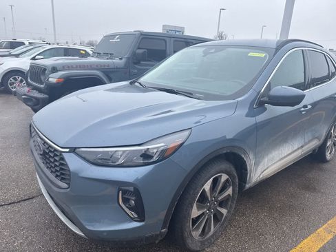 Used 2023 Ford Escape Platinum image 2