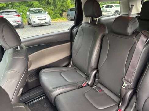 Used 2026 Kia Carnival FWD image 39