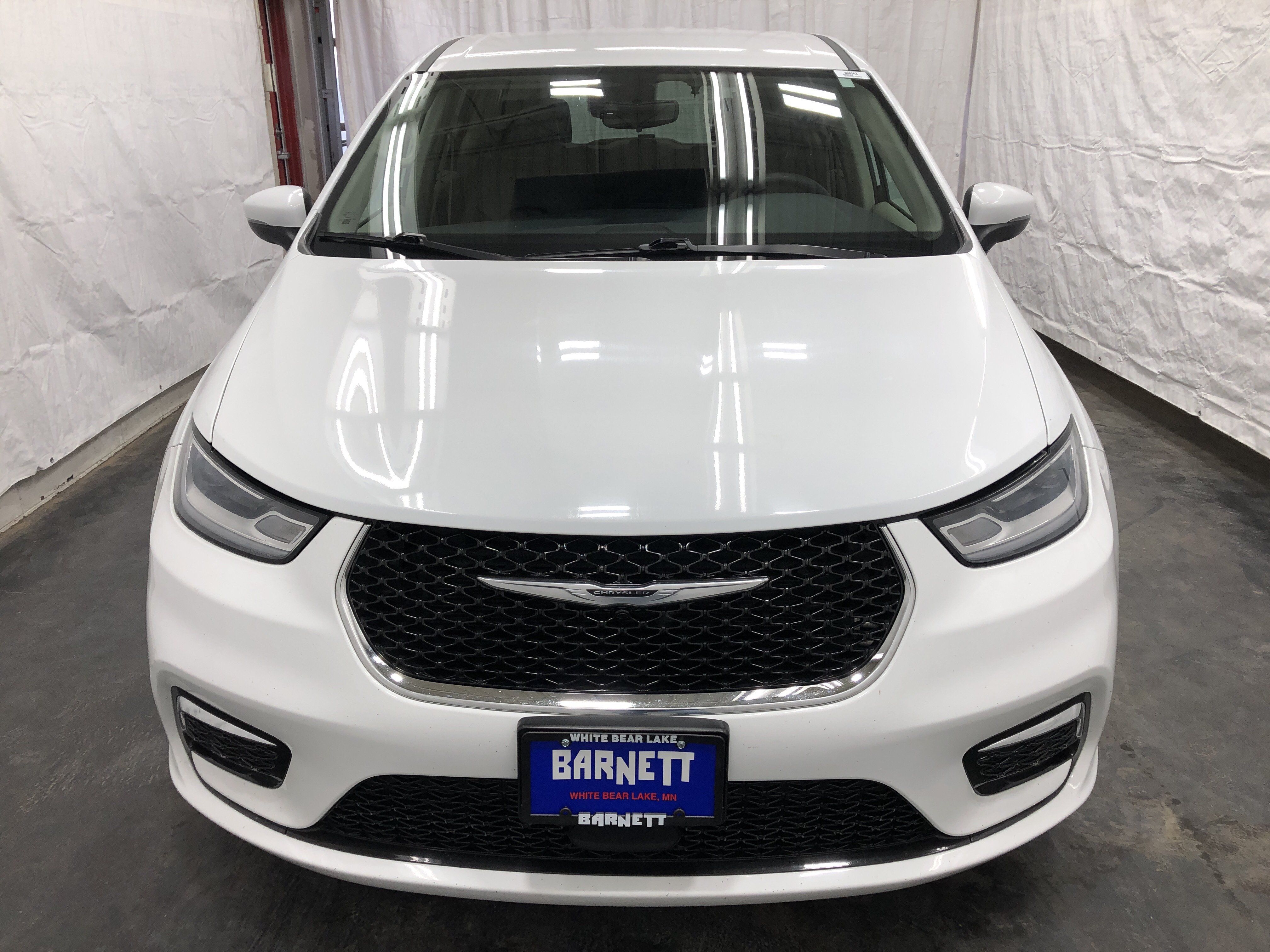 Used 2023 Chrysler Pacifica Touring-L FWD image 6