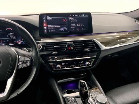 Used 2021 BMW 530e w/ Premium Package image 25