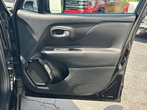 Used 2017 Jeep Renegade Altitude FWD image 15
