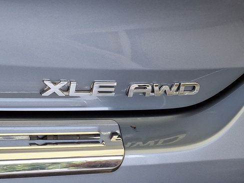 Certified 2020 Toyota Highlander XLE AWD/4WD image 28