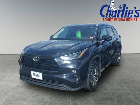 Used 2023 Toyota Highlander XLE AWD/4WD image 1