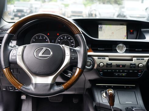 Used 2014 Lexus ES 350 w/ Premium Package FWD image 16