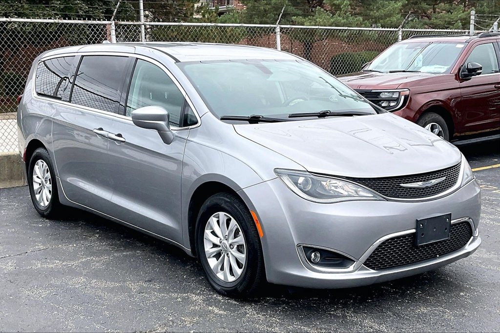 Used 2019 Chrysler Pacifica Touring Plus w/ Cold Weather Group FWD image 35