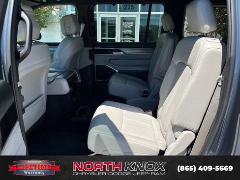 Used 2025 Jeep Wagoneer Series III w/ Premium Group I AWD/4WD image 16