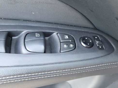 Used 2020 Nissan Pathfinder S image 32