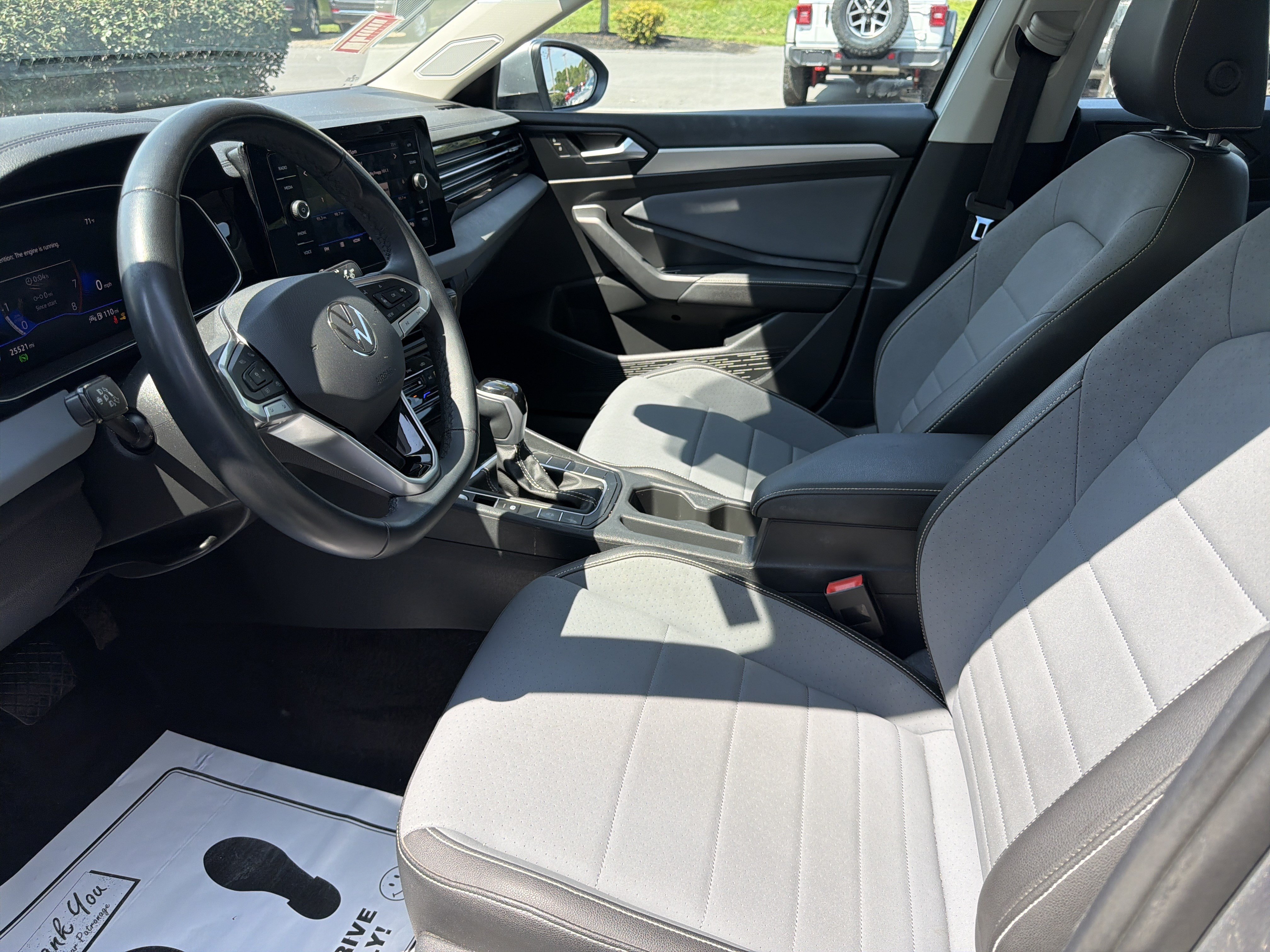 Used 2025 Volkswagen Jetta SE FWD image 12