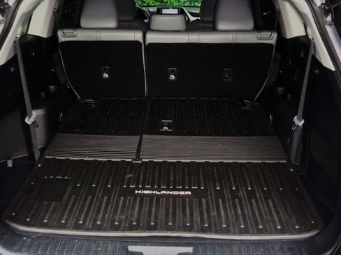 Used 2022 Toyota Highlander XLE AWD/4WD image 8