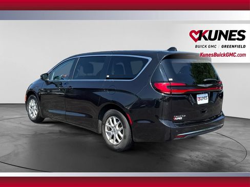 Used 2023 Chrysler Pacifica Touring-L FWD image 8