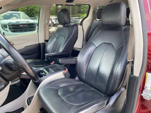 Used 2019 Chrysler Pacifica Touring-L FWD image 22