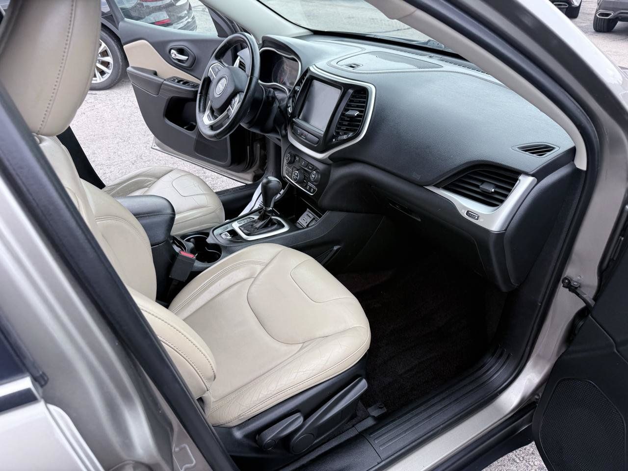 Used 2016 Jeep Cherokee Limited FWD image 13