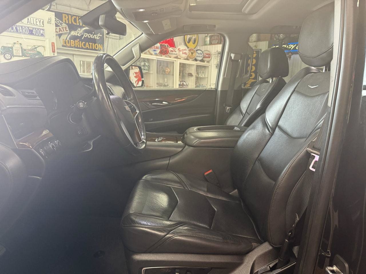 Used 2020 Cadillac Escalade Luxury AWD/4WD image 11
