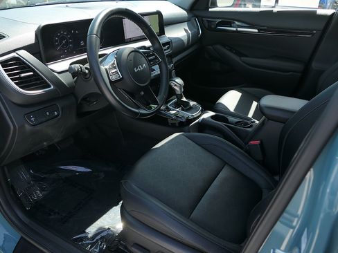 Used 2024 Kia Seltos EX FWD image 11