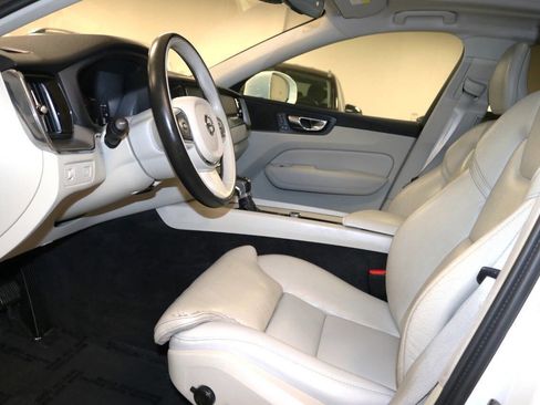 Used 2019 Volvo XC60 T5 Momentum w/ Premium Package image 12