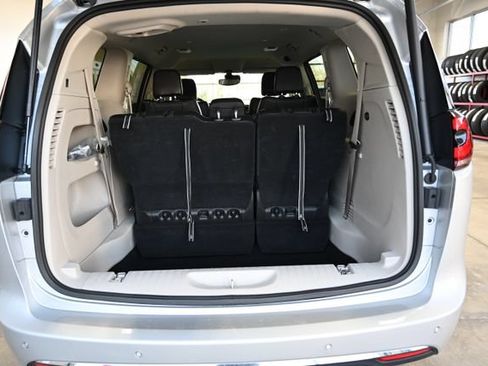 Used 2024 Chrysler Pacifica Touring-L FWD image 30