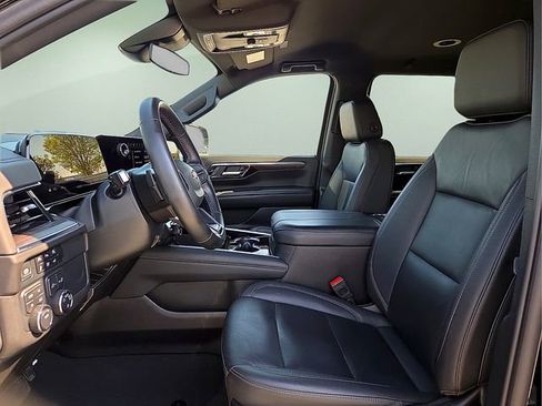 Certified 2025 Chevrolet Suburban LT AWD/4WD image 17