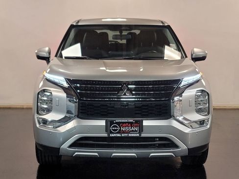 Used 2024 Mitsubishi Outlander SE image 3
