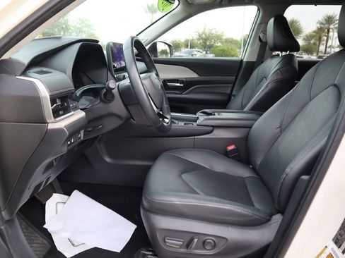 Used 2024 Toyota Grand Highlander Limited image 18