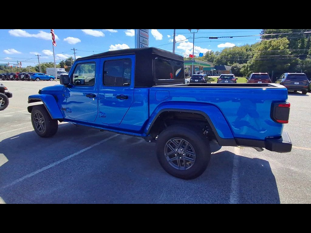 Used 2024 Jeep Gladiator Sport AWD/4WD image 6