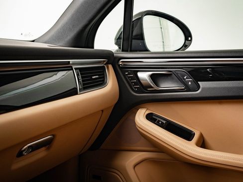 Used 2018 Porsche Macan image 35