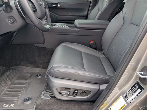 Used 2025 Lexus GX 550 w/ Accessory Package (2T) image 12