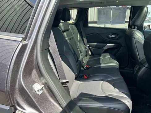 Certified 2019 Jeep Cherokee Limited AWD/4WD image 38