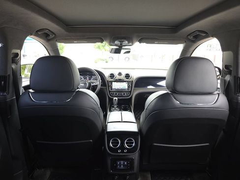 Used 2018 Bentley Bentayga AWD/4WD image 30