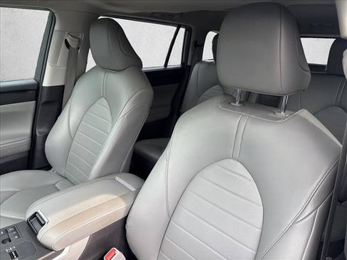 Used 2023 Toyota Highlander XLE FWD image 20
