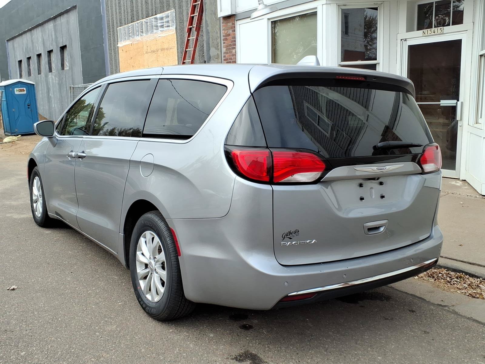 Used 2019 Chrysler Pacifica Touring Plus w/ Cold Weather Group FWD image 8