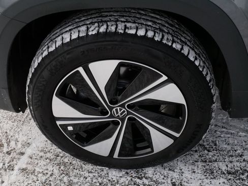 Certified 2025 Volkswagen Taos SE image 15