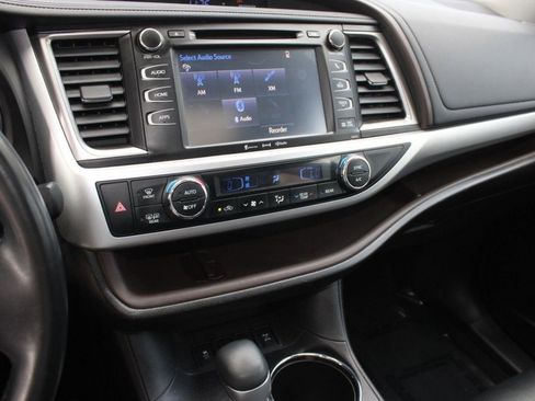 Used 2018 Toyota Highlander XLE image 21