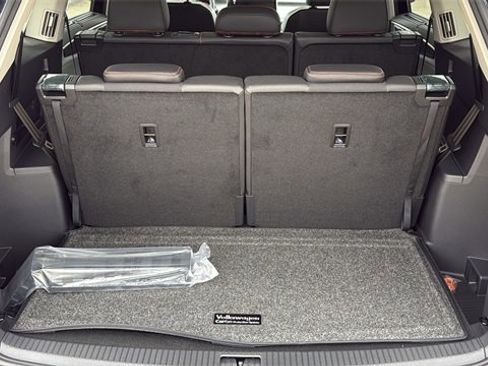 Certified 2025 Volkswagen Atlas Peak Edition SE image 6