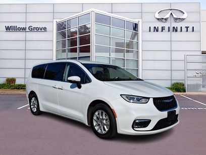 Used 2023 Chrysler Pacifica Touring-L