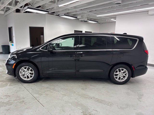 Used 2025 Chrysler Pacifica Select FWD image 6