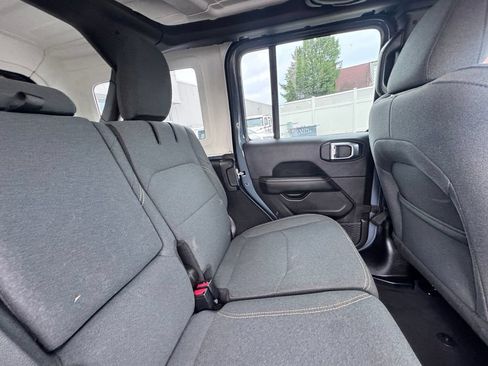 Used 2025 Jeep Wrangler Unlimited Sahara AWD/4WD image 21